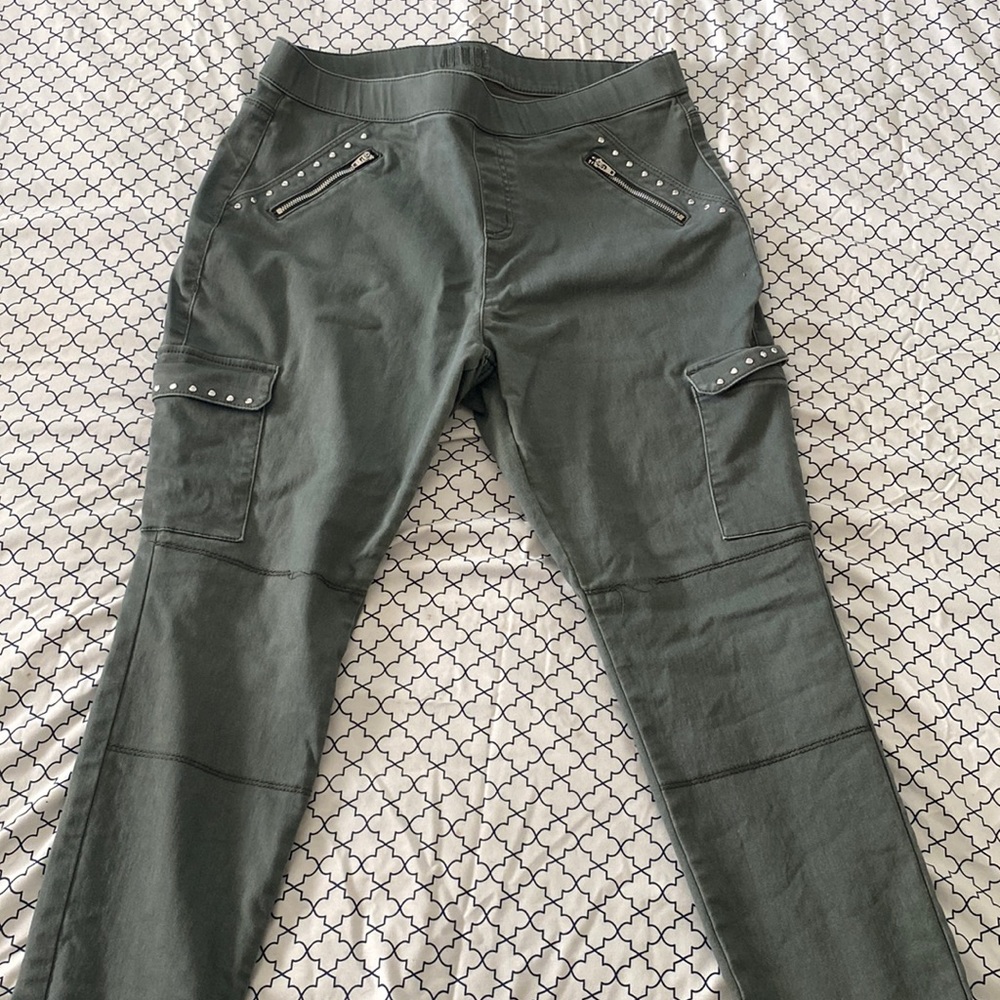 These are nice green pair of pants in good condition!!